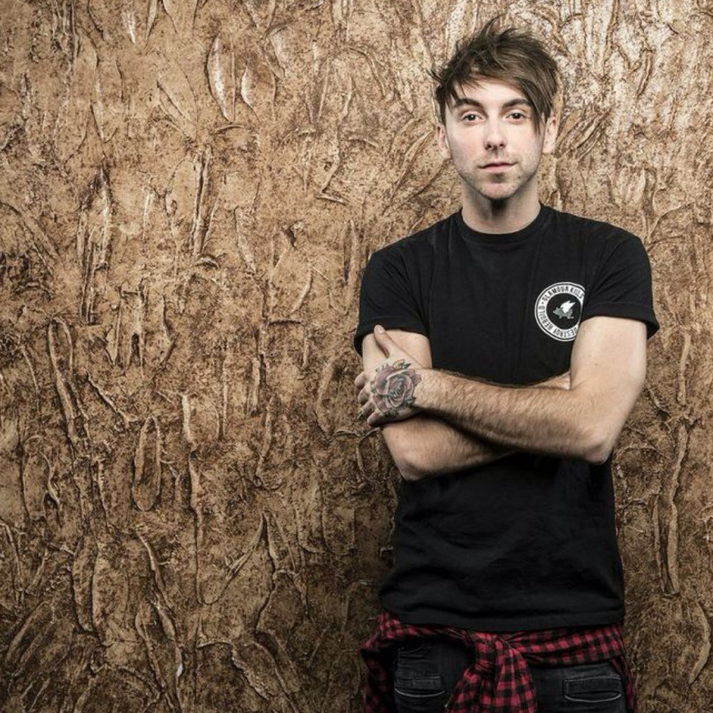 Alex looks sad he. Алекс Гаскарт. Алекс Гаскарт 2015. Алекс Гаскарт молодой. Alex Gaskarth Afterglow.